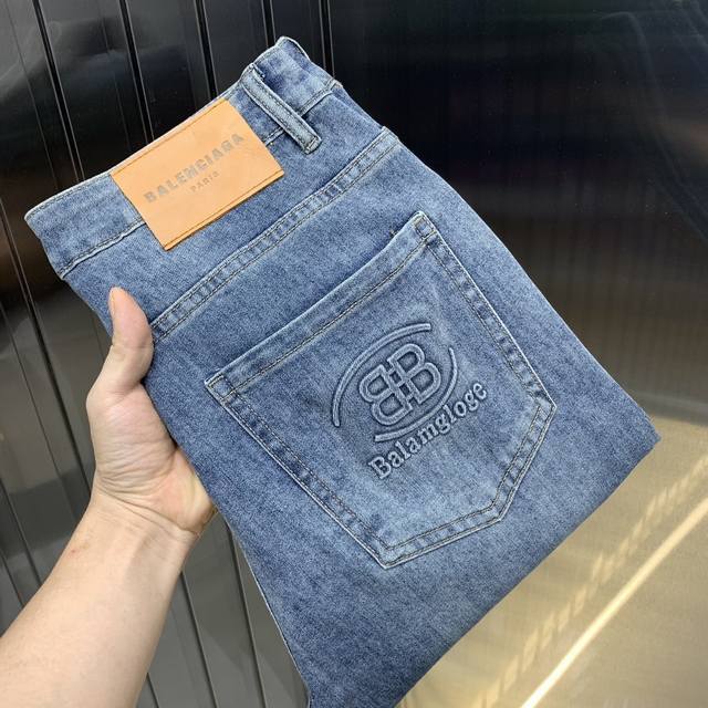 Balenciaga巴黎世家 2025新品男士牛仔裤 面料舒适弹性好。独家发售 时尚优雅 重工艺设计。采用原色酵母水洗工艺 精选进口重磅丹宁牛仔面料 配定制五金
