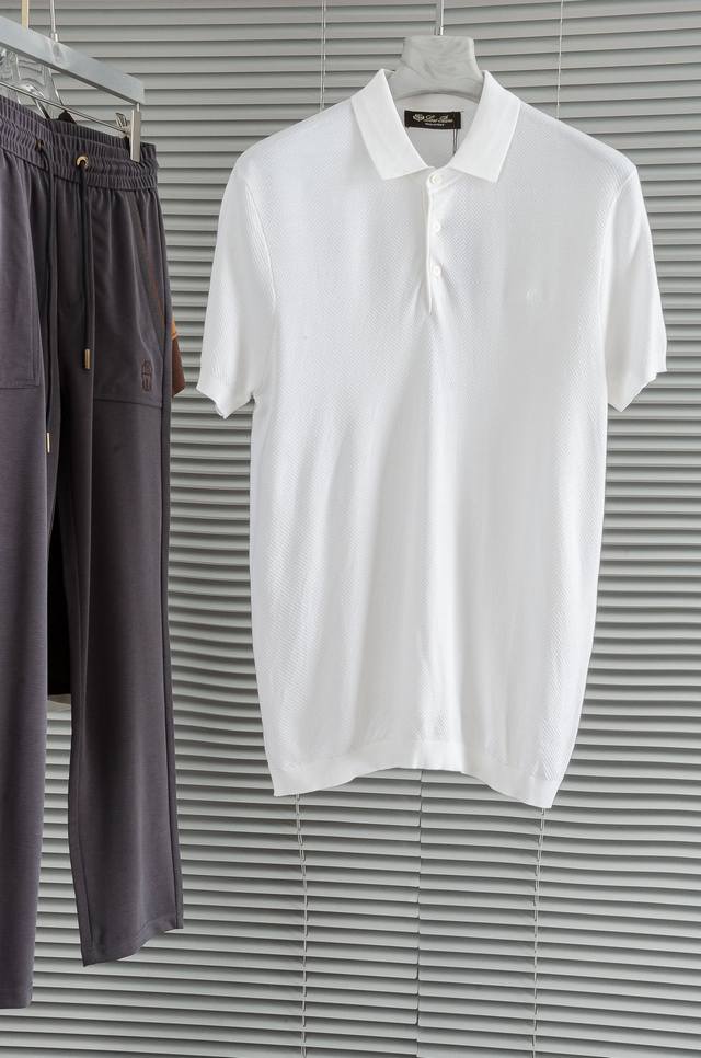 New# Loro Piana 2025春夏新款男士针织短袖衫！采用100%棉 质感与纹理非常柔软，手感极其的细腻丝滑，纱线越细做工就越难，并且非常的耗时耗料，