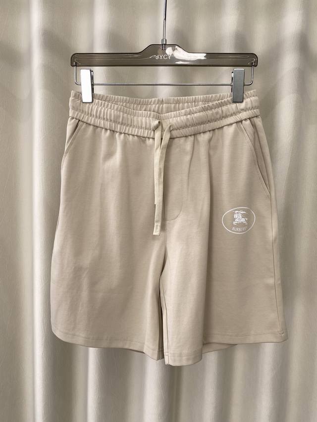 Burberry.夏季男士新品骑士印章冰氧棉休闲短裤，正面饰有丝网印花工艺马术骑士徽标元素，弹性松紧腰边带抽绳，两个侧袋+背面贴袋设计，定制240克重冰氧棉面料