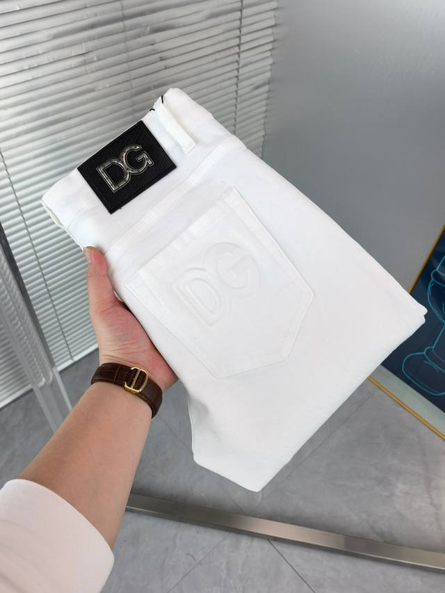 Dg 新款来袭2630新春爆款新品 专柜有售 实体店极品牛仔裤专柜原版1:1好货，适合各个年龄段。市场最高版本的欧洲进口面料。舒适柔软亲肤，上身效果超级棒时尚百
