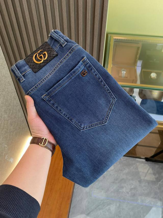 古奇 新款来袭2630新春爆款新品 专柜有售 实体店极品牛仔裤专柜原版1:1好货，适合各个年龄段。市场最高版本的欧洲进口面料。舒适柔软亲肤，上身效果超级棒时尚百