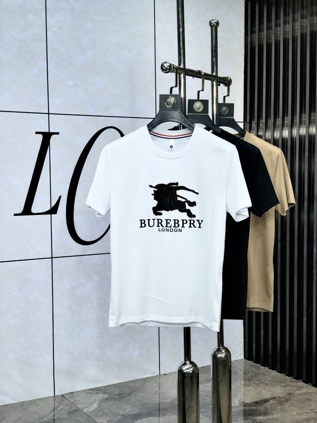 巴宝莉。2025春夏新品时尚圆领短袖高级定制百搭款式！更有实用感 任何人都可以轻松驾驭 采用双丝光面料制作，奢华经典品牌Logo设计，H非常显档次懂货的必须入！