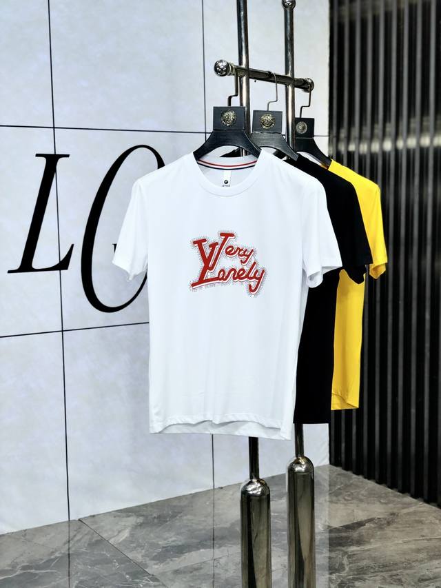 Lv。2025春夏新品时尚圆领短袖高级定制百搭款式！更有实用感 任何人都可以轻松驾驭 采用双丝光面料制作，奢华经典品牌Logo设计，H非常显档次懂货的必须入！F