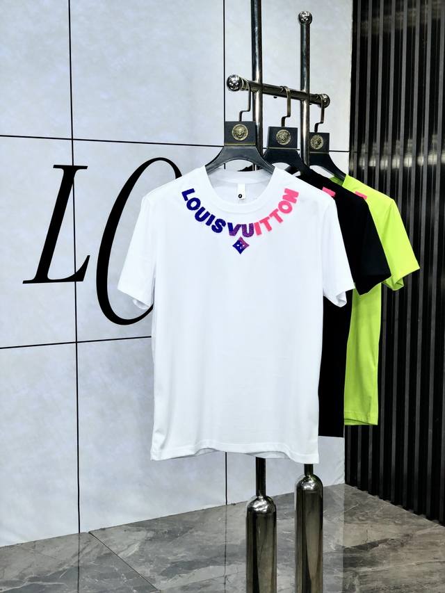 Lv。2025春夏新品时尚圆领短袖高级定制百搭款式！更有实用感 任何人都可以轻松驾驭 采用双丝光面料制作，奢华经典品牌Logo设计，H非常显档次懂货的必须入！F