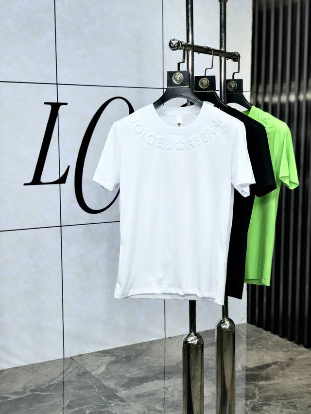 D&G。2025春夏新品时尚圆领短袖高级定制百搭款式！更有实用感 任何人都可以轻松驾驭 采用双丝光面料制作，奢华经典品牌Logo设计，H非常显档次懂货的必须入！