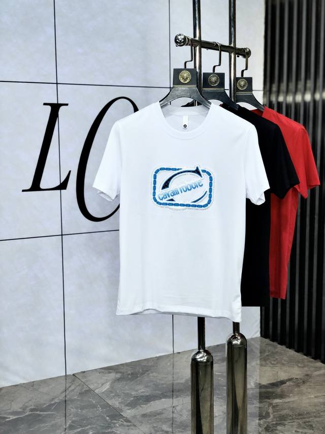 卡瓦利。2025春夏新品时尚圆领短袖高级定制百搭款式！更有实用感 任何人都可以轻松驾驭 采用双丝光面料制作，奢华经典品牌Logo设计，H非常显档次懂货的必须入！