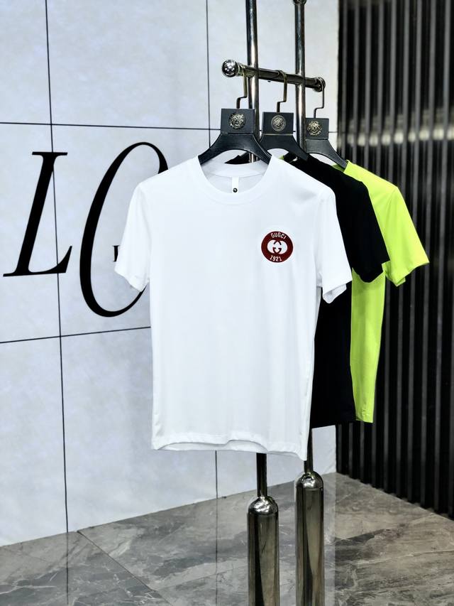 Gucci。2025春夏新品时尚圆领短袖高级定制百搭款式！更有实用感 任何人都可以轻松驾驭 采用双丝光面料制作，奢华经典品牌Logo设计，H非常显档次懂货的必须