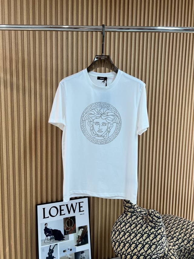 Versace 2025春夏新品水钻镶嵌Medusa短袖T恤；定制100支双股丝光长绒棉面料，胸前Medusa施华洛世奇水晶钻镶嵌而成，黑白配色，简约时尚，男女