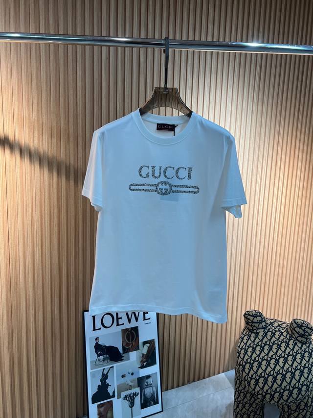 Gucci古奇，2025春夏新品施华洛世奇水晶镶嵌字母棉质短袖T恤，定制专属柜台面料，小微阔版，胸前Gucci有不同大小的奥钻镶嵌，闪亮奢华！一件非常不错的春夏