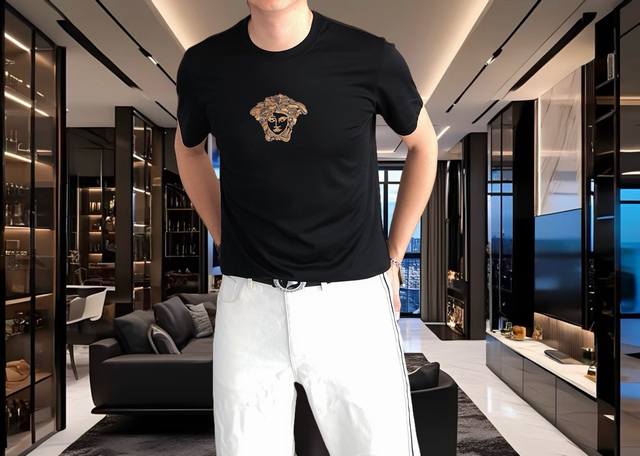 Versace 范思哲 2025春夏新品爆款 顶级走秀网红款定制 春夏原单时尚休闲短袖T恤。 25Ss春夏潮人网红必备单品，精选进口双丝光棉面料，舒适性与透气性