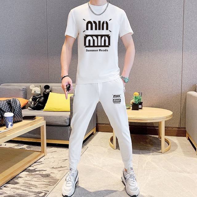 直 Miumiu 胖子福音 2025官网同款.世界知名奢侈品牌.夏季男士 双丝光 高品质货套装 采用进口原单面料 ，当季时尚潮流款，百搭爆款。简洁大方，精密的车
