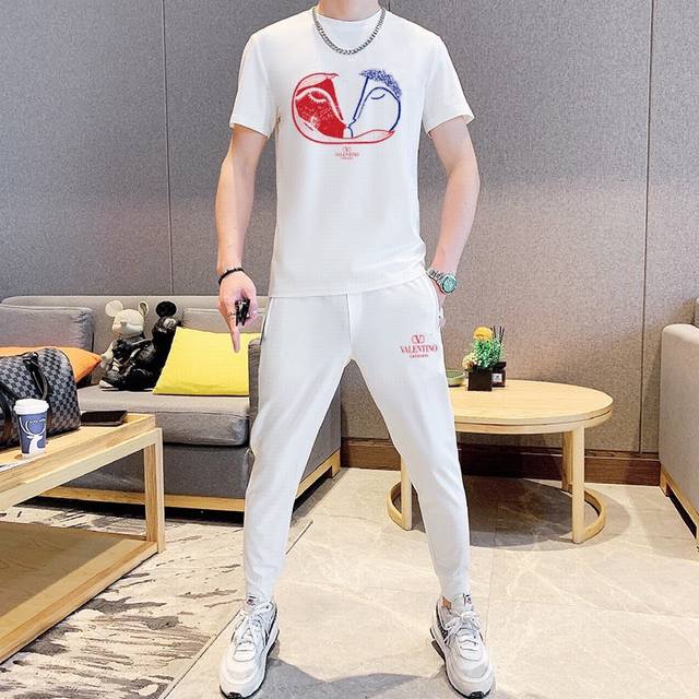直 Valentino 华伦天奴 胖子福音 2025官网同款.世界知名奢侈品牌.夏季男士 双丝光 高品质货套装 采用进口原单面料 ，当季时尚潮流款，百搭爆款。简