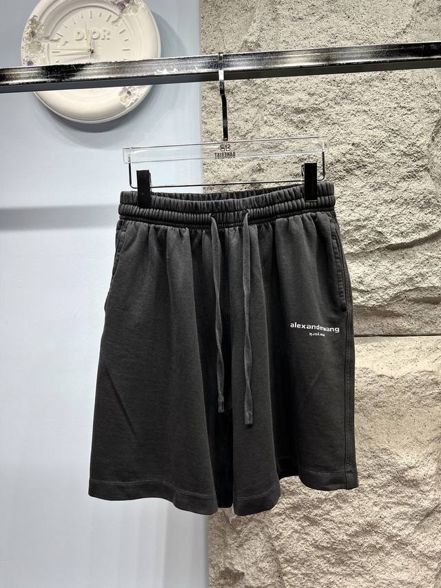 Alexander Wang*亚历山大王 叠加字母短裤 *采用18支 360克定织双股纯棉毛圈面料，运用34寸18针进口大圆机织造，定织定染胚布水洗定型避免缩水