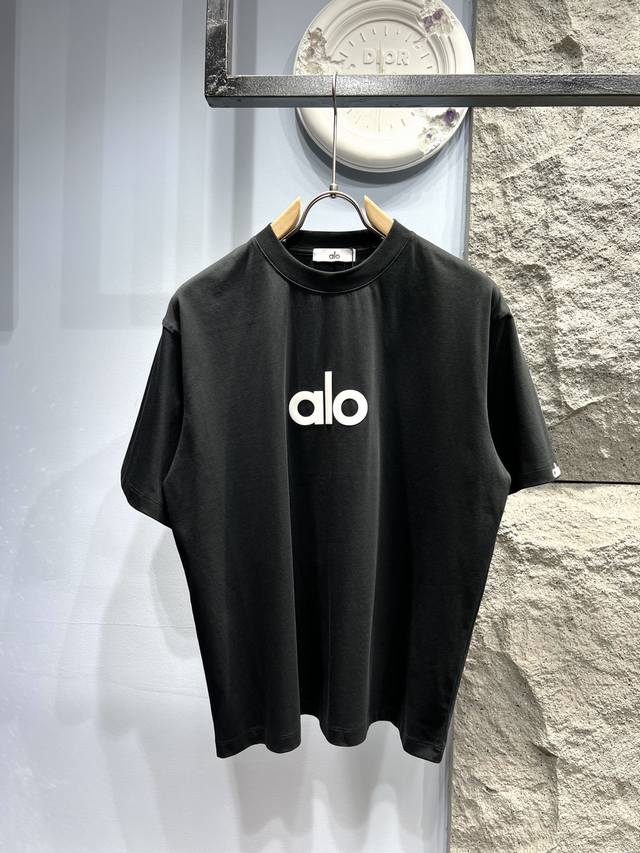 Alo* 果冻标识短袖T恤 *采用280克新疆棉冰感索罗娜面料，这种面料采用了新疆棉作为主要成分，通过索罗娜科技处理，使得面料在夏季穿着时能带来冰凉的触感，成衣