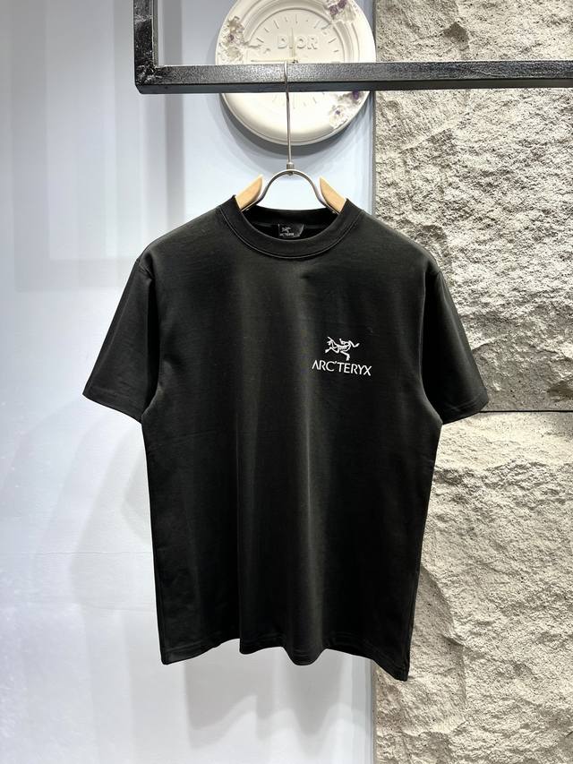 Arcteryx*始祖鸟 微标短袖T恤 *定制290克全棉面料，面料柔软，亲肤舒适 *胸前厚版印花微标图案、后背十字文案标识设计，比较有标志性。 *一款融合了时
