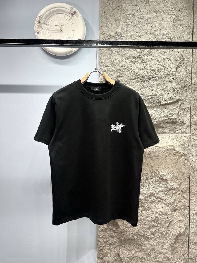 Arcteryx*始祖鸟 雾霾字母T恤 *定制280克全棉面料，面料柔软，亲肤舒适 *印花工艺：印花标识字母拼接图案，图案以雾霾渐影渐显的形式展现品牌标识。 *