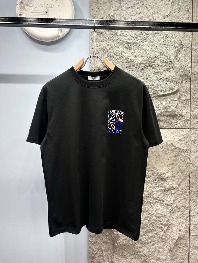 Loewe*罗意威 印花海洋短袖T恤 *280G定制纯棉面料活性棉 面料透气舒适易清洗 *印花工艺：印花以海洋生物和人物动画印花为背景植绒字母拼接让人感受爱与美
