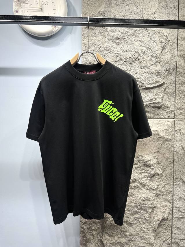Gucci*古奇 印花标识短袖T恤. *定制280克全棉面料，面料柔软，亲肤舒适 *印花图案艺术字母独特创意，深受时尚人士的喜爱，此款多色系选择总以一色适合你