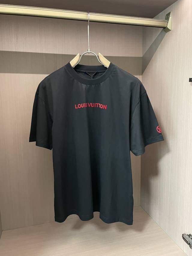 Lv 2025春夏款 官网同步 1:1顶级复刻版本！面料采用纯棉精梳棉面料，上身版型超正！日常百搭，衣橱必备单品！ 尺码 Sml