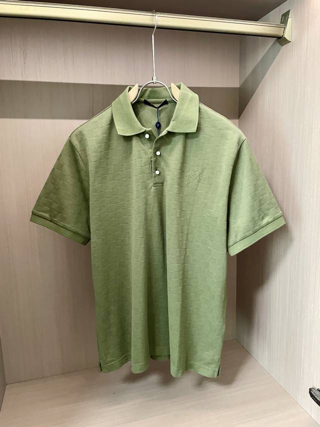 Lv 2025Ss夏季新款 官网最新款翻领 Polo衫，搭配品牌图标，延续极简常态化的设计，时髦与气质于一身！配色轻熟百搭 细节精致出挑！面料采用进口丝光珠地棉
