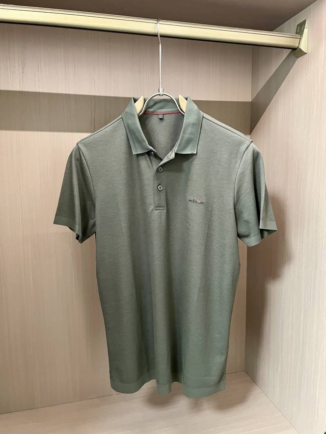 Kiton 2025Ss夏季新款 官网最新款翻领 Polo衫，搭配品牌图标，延续极简常态化的设计，时髦与气质于一身！配色轻熟百搭 细节精致出挑！面料采用进口丝光