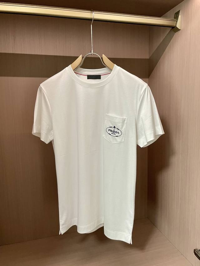 Prad 2025春夏经典Logot恤衫 100支丝柔棉男人的天花板 独家定织定染，丝柔棉抑菌王炸面料；采用新疆顶级长绒棉，100支高纱支纱线，意大利进口织布机