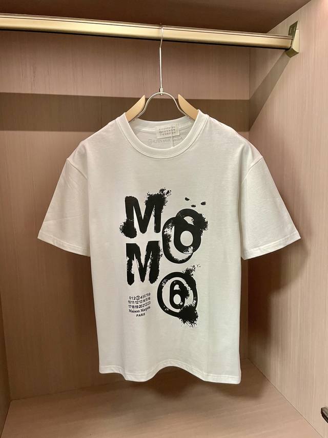 马吉拉 官网同款 官网同款 官网同款 重磅推荐！2025Ss夏装新品 专柜在售 最新系列图案Logo短袖T恤 必须人手一件的节奏！进口顶极精梳棉面料，极为亲肤舒