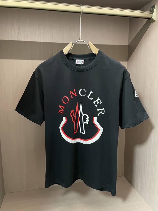 蒙口 官网同款 官网同款 官网同款 重磅推荐！2025Ss夏装新品 专柜在售 最新系列图案Logo短袖T恤 必须人手一件的节奏！进口顶极精梳棉面料，极为亲肤舒适