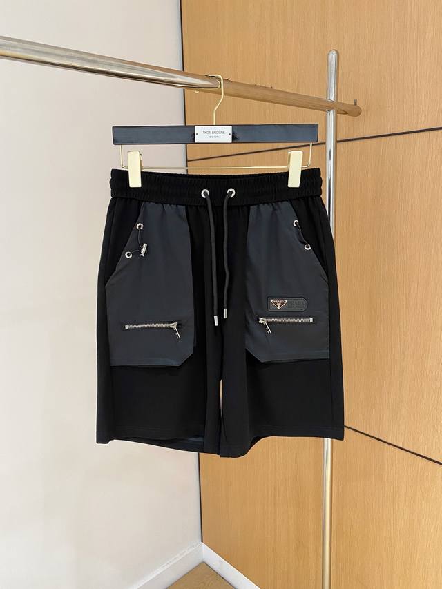Prad*微宽版型M-Xxxl 最新最顶级口袋金属三角标皮牌融合短裤，最顶级的品质专柜原单休闲裤顶级制作工艺进口面料，专柜款独特设计，采用进口高端订制进口丝线手