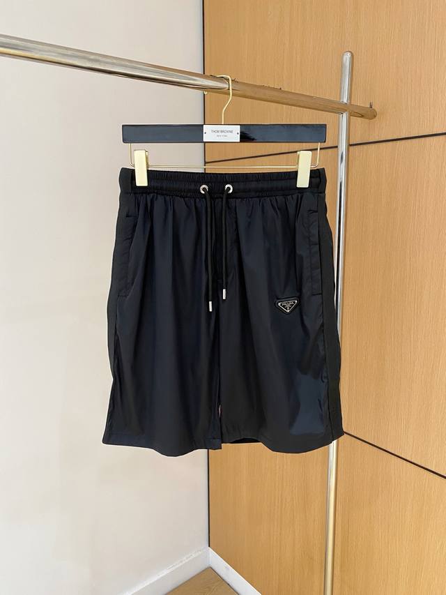 Prad*微宽版型M-Xxxl 最新最顶级口袋金属三角标皮牌融合短裤，最顶级的品质专柜原单休闲裤顶级制作工艺进口面料，专柜款独特设计，采用进口高端订制进口丝线手
