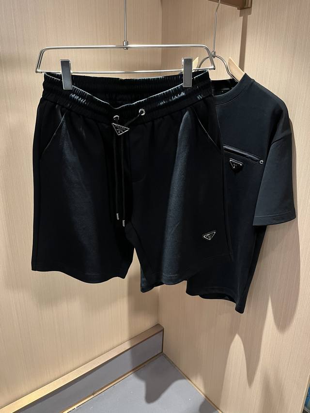 Pprad*A普*达 2025春夏新款休闲套装，最新款全网独家首上！！~既经典有时尚百搭，谁不爱啊，将经典再次展现，非常的耐看，自带低奢光环与辨识度！Pr*Da