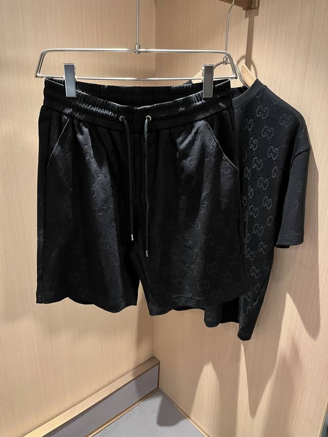Gucc*古家 2025春夏最新男女同款套装，贸易公司渠道稀出，同步官网发售 ！ 新时尚元素设计！全景标识字母图案Logo提花设计！为全新系列注入满满活力，选客