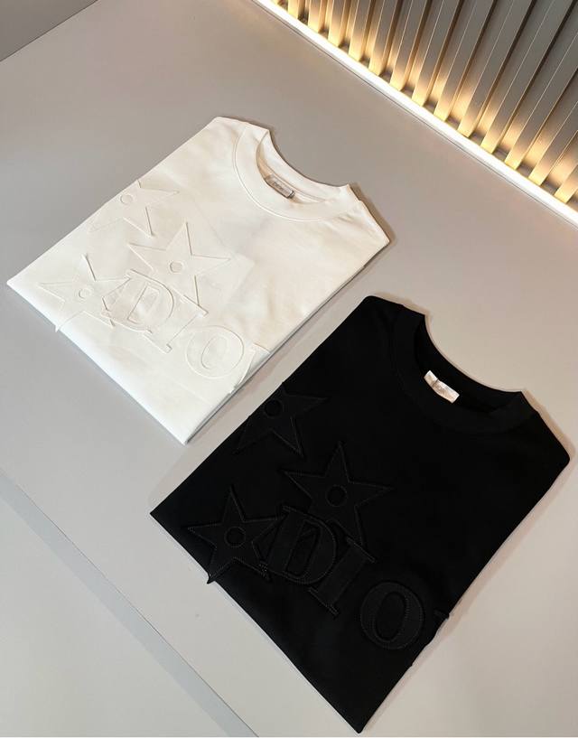 Dio*迪家 2025春夏新款男女同款短袖T恤，专柜同步发售！定制专属260克纯棉面料，定制原版工艺螺纹，胸前Logo图案贴布工艺设计！简约大方，从容百搭，档次
