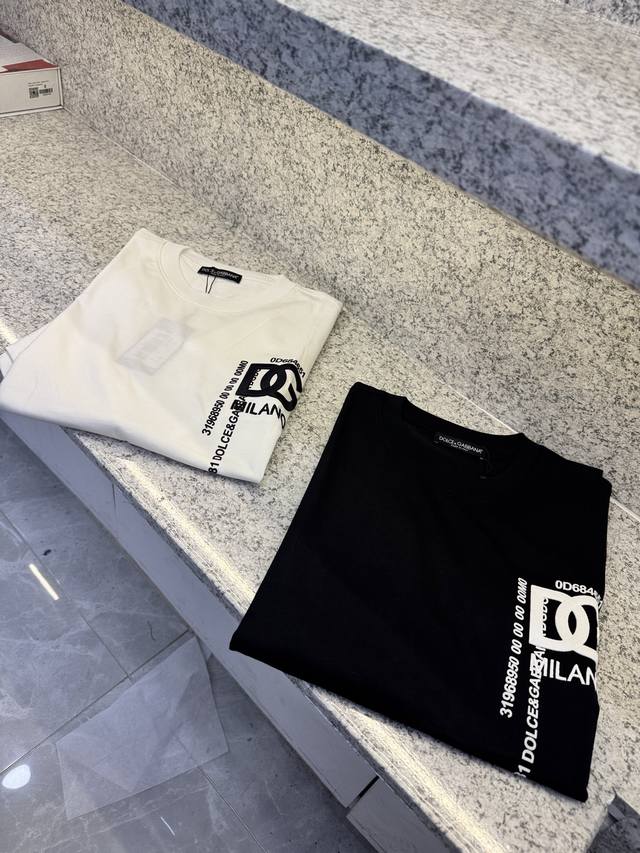 Dg杜嘉班纳25 Ss T新品春夏首发专柜 品相完美 最新款短袖圆领T恤高端订制 设计前卫时尚！品牌Logo重工艺设计高端定制长绒欧棉180克面料手感柔软.穿着