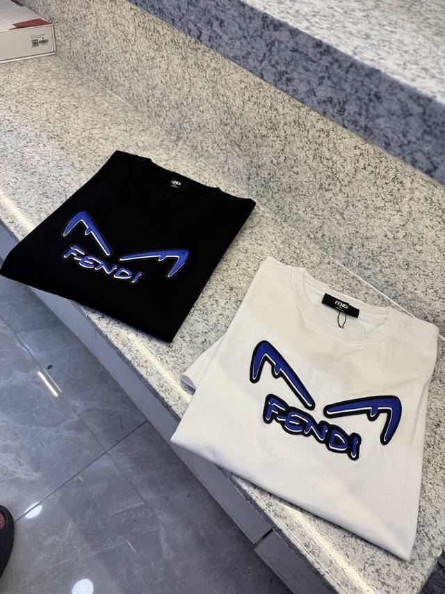 Find芬滴25 Ss T新品春夏首发专柜 品相完美 最新款短袖圆领T恤高端订制 设计前卫时尚！品牌Logo重工艺设计高端定制长绒欧棉180克面料手感柔软.穿着