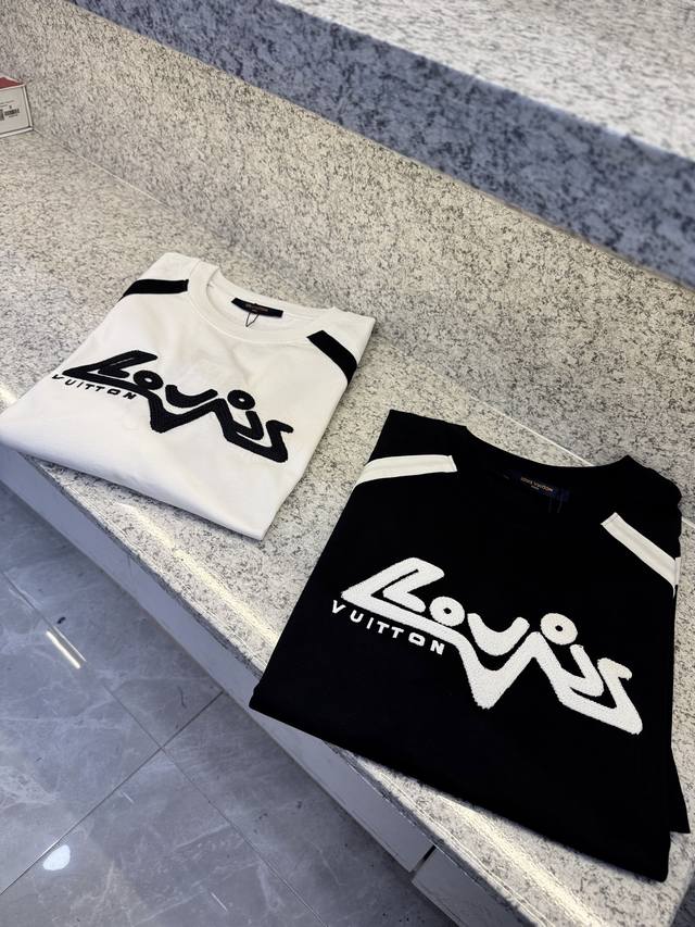 Ly驴牌25 Ss T新品春夏首发专柜 品相完美 最新款短袖圆领T恤高端订制 设计前卫时尚！品牌Logo重工艺设计高端定制长绒欧棉180克面料手感柔软.穿着舒适