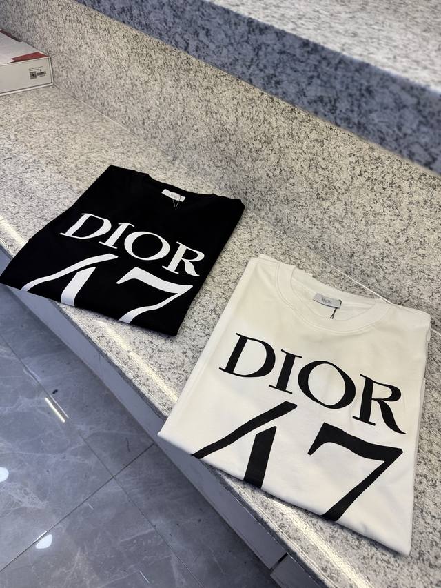 Dior迪澳25 Ss T新品春夏首发专柜 品相完美 最新款短袖圆领T恤高端订制 设计前卫时尚！品牌Logo重工艺设计高端定制长绒欧棉180克面料手感柔软.穿着