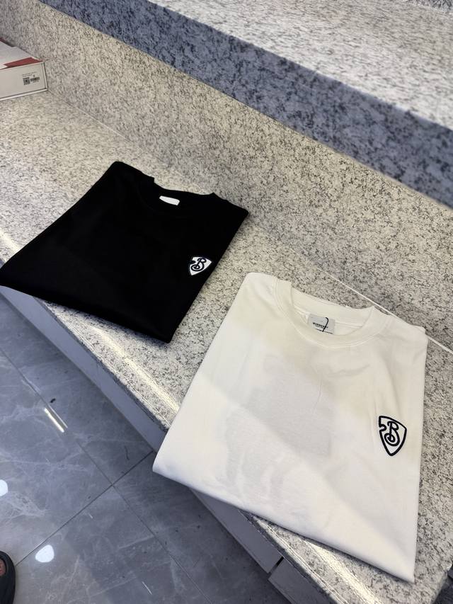 Bbr博格丽25 Ss T新品春夏首发专柜 品相完美 最新款短袖圆领T恤高端订制 设计前卫时尚！品牌Logo重工艺设计高端定制长绒欧棉180克面料手感柔软.穿着