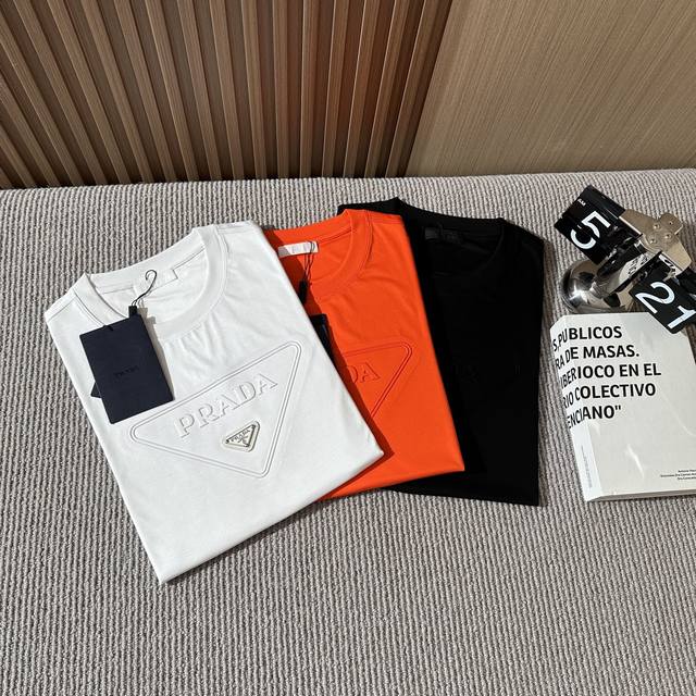 Prada 普拉达 春夏新品圆领短袖，一直不仅注重外表还着重打造内涵，期许着要用服饰来打造的潮牌风，固守本质，普拉达凭借创意创新的产品让品牌自身屹立不倒、这款基