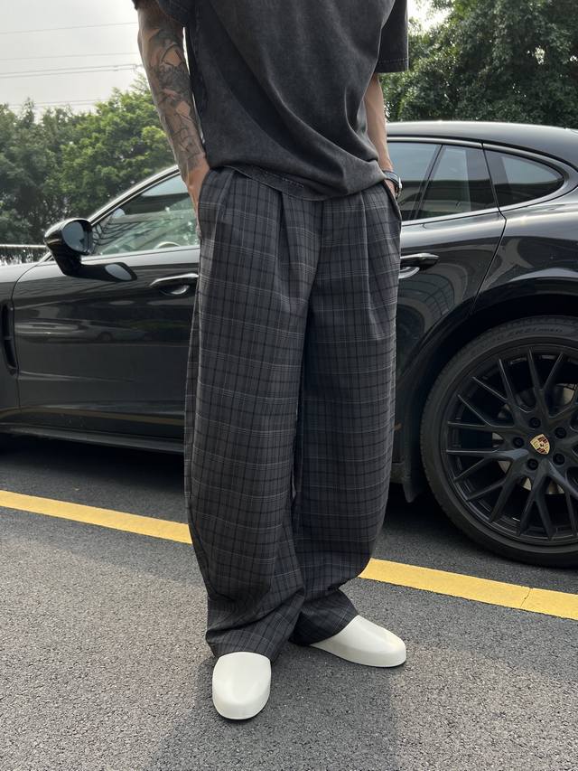 微微安这款西裤太有设计感啦！刺绣章仔搭配复古格子，满满复古风情。宽松廓形，阔腿拖地，时髦度飙升，男生穿它，休闲又帅气~ 码数：M-Xl