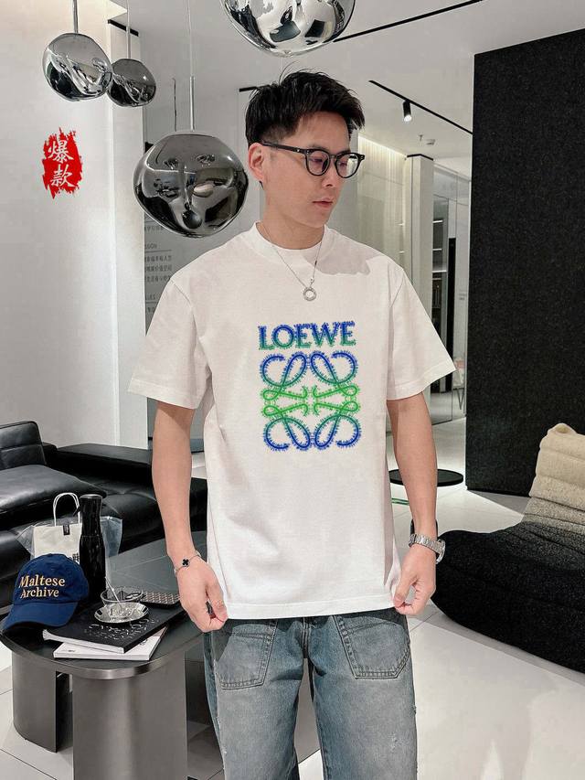 罗意威，2025春夏新品时尚圆领短袖高级定制百搭款式！更有实用感 任何人都可以轻松驾驭 采用95%棉+5%天丝面料制作，手感非常奈斯，不起球，不变形，奢华经典L