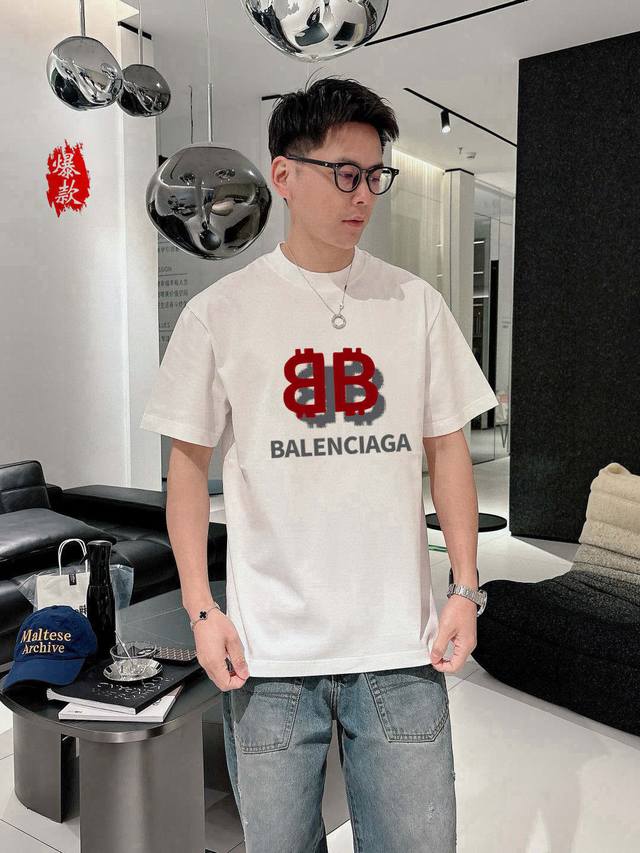 巴黎世家，2025春夏新品时尚圆领短袖高级定制百搭款式！更有实用感 任何人都可以轻松驾驭 采用95%棉+5%天丝面料制作，手感非常奈斯，不起球，不变形，奢华经典