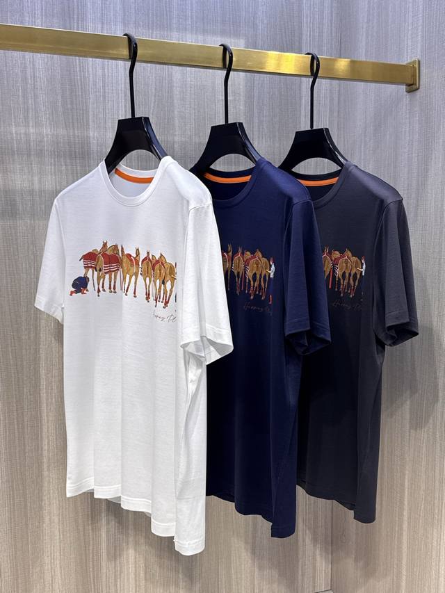 爱*仕 2025春夏最新赛马排列印花男士圆领T恤衫，胸前极具代表性的一排赛马图案，采用进口机数码印花工艺，全棉数码直喷技术，真正做到高保真清晰度，在视觉上呈现出