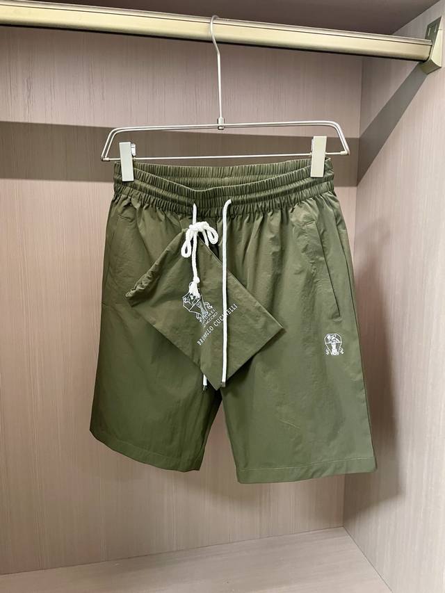 Bc家 2025春夏最新经典盾牌徽标刺绣男士休闲短裤 配精美收纳袋 ，也可作为游泳裤，沙滩裤穿着；经典抽绳式短裤，左侧裤腿装饰标志性城堡飞马刺绣徽标，精致考究，