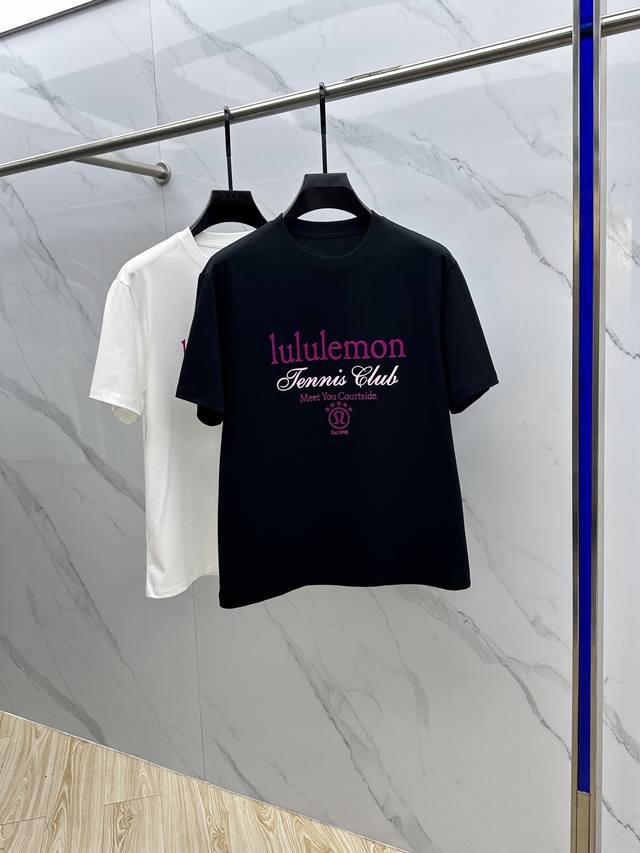 Lulu 2025Fw春夏新品圆领打底外穿T恤，立体感Logo常规半袖纯棉打底T恤，棉，手感面糯有骨感，柔而有韧性。工艺处理，韧性和抗皱性能得到大幅度提高。剪裁
