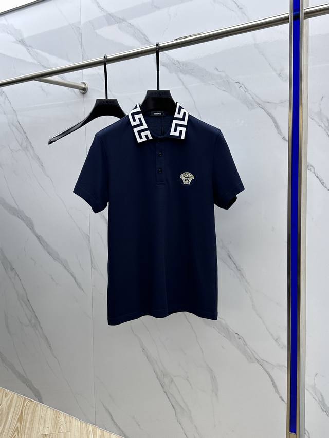 Versace*范思哲 春夏新款男士标识短袖Polo衫，延续经典商务休闲翻领Polo恤.该款Polo衫采用丝光双面棉质珠地面料制成，隽永设计可跨越时尚潮流。经典