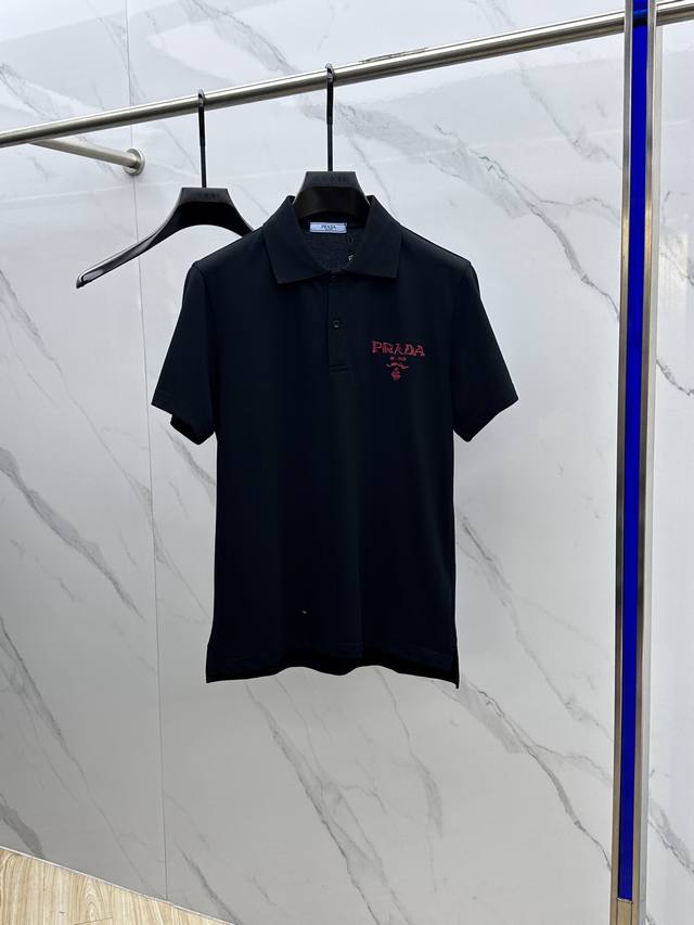 Prada*普拉达 春夏新款男士标识短袖Polo衫，延续经典商务休闲翻领Polo恤.该款Polo衫采用丝光双面棉质珠地面料制成，隽永设计可跨越时尚潮流。经典款型