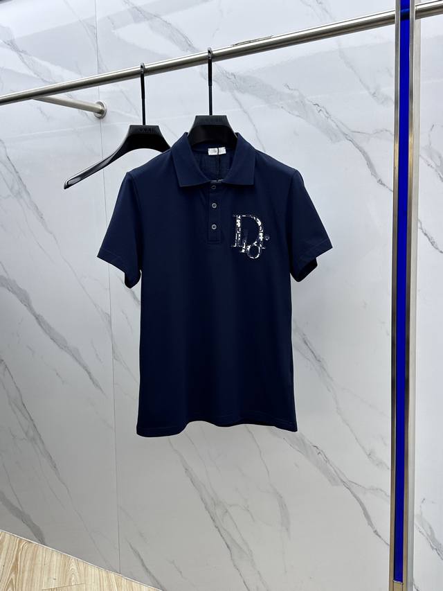 Dior*迪奥 春夏新款男士标识短袖Polo衫，延续经典商务休闲翻领Polo恤.该款Polo衫采用丝光双面棉质珠地面料制成，隽永设计可跨越时尚潮流。经典款型，品