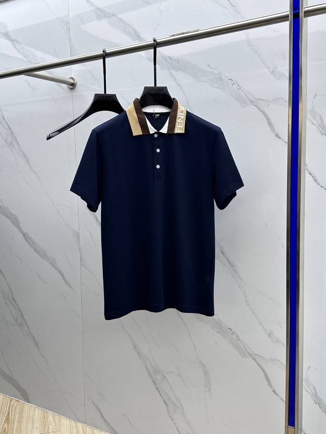 Fendi*芬迪 春夏新款男士标识短袖Polo衫，延续经典商务休闲翻领Polo恤.该款Polo衫采用丝光双面棉质珠地面料制成，隽永设计可跨越时尚潮流。经典款型，