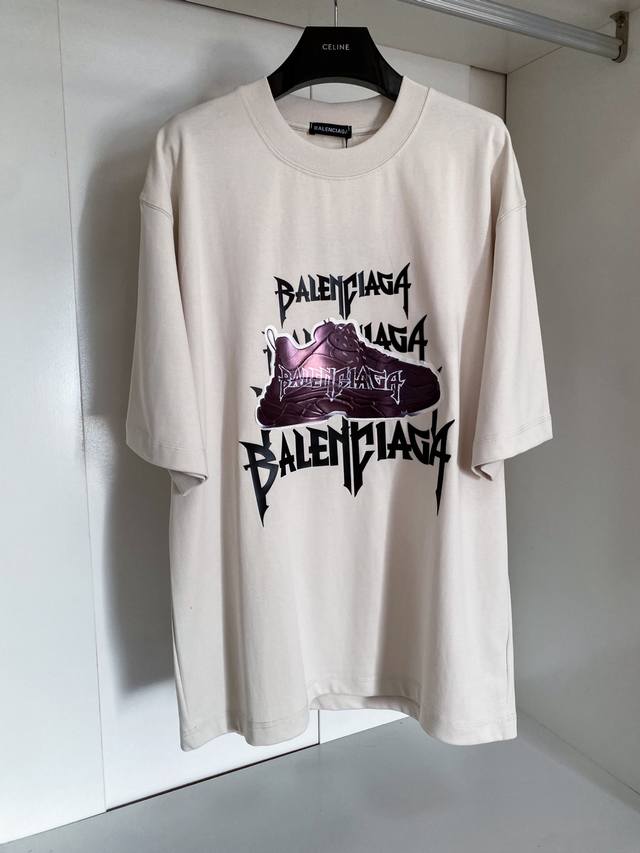 Balenciag 2025新款硅胶字母印花T恤 320克纯棉面料 重磅洗水做旧 破坏磨破处理 廓形落肩 小领口 Oversize版型 男女同款 码数：S-Xx